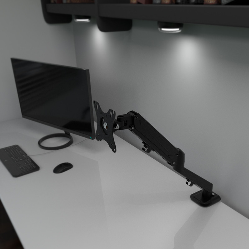 Soporte de escritorio Klip Xtreme con brazo de resorte de gas sosteniendo un monitor.