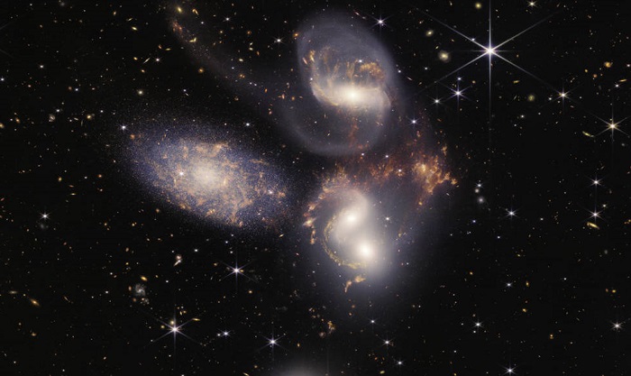 NASA kembali merilis empat foto, termasuk sekelompok galaksi bertabrakan yang disebut Stephan's Quintet.