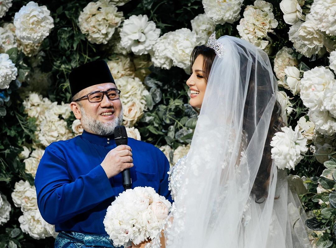 Oksana Voevodina menikah dengan raja Malaysia Sultan Muhammad V pada November 2018.