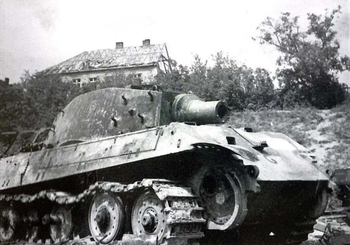 Armes et équipements abandonnés à Znojmo (Tchécoslovaquie) Zz-Tigre-II-abt-509