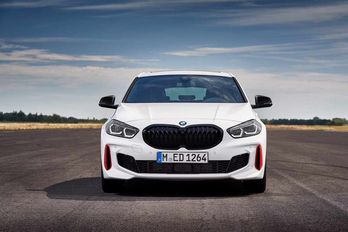 P90402195_highRes_the-all-new-bmw-128t