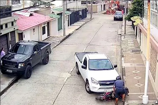Conductor arrolló a ladrón en moto que robó a una mujer: video se viraliza