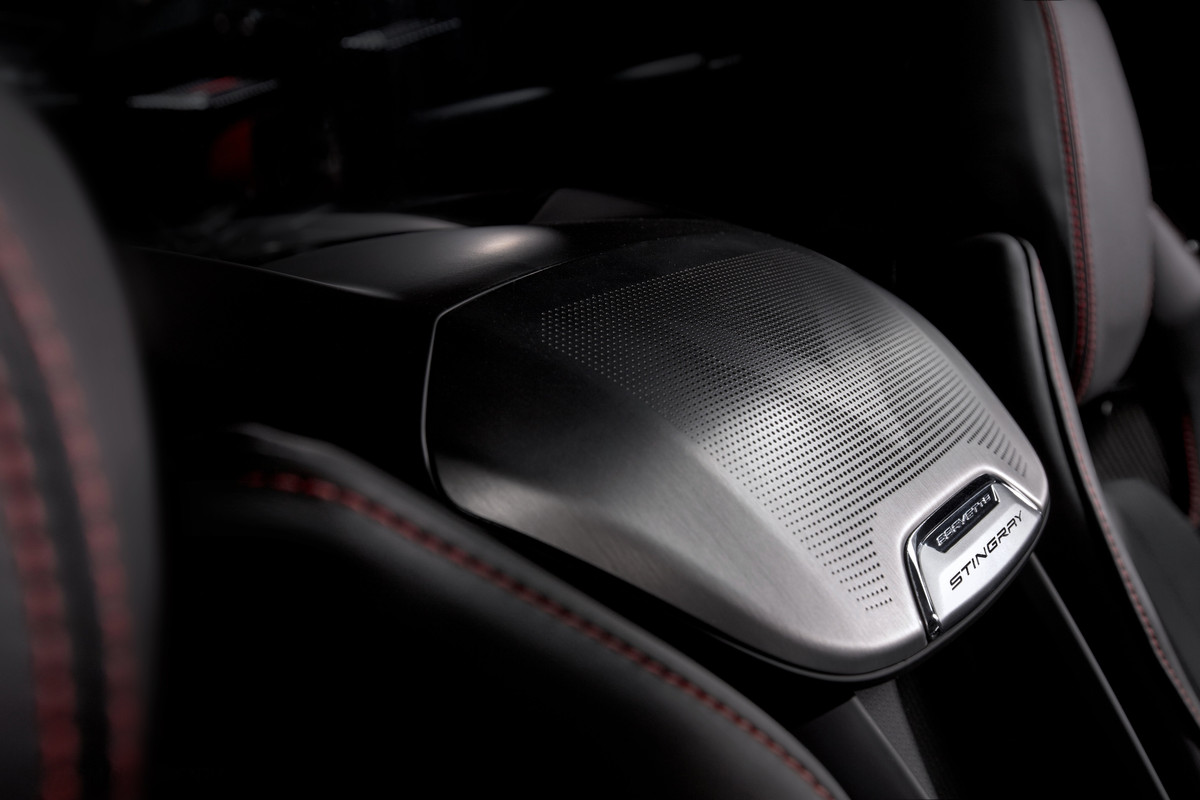 2020-Chevrolet-Corvette-Stingray-017