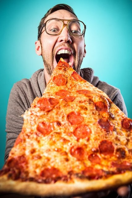 man-die-enorm-stuk-pizza-eet-s.jpg