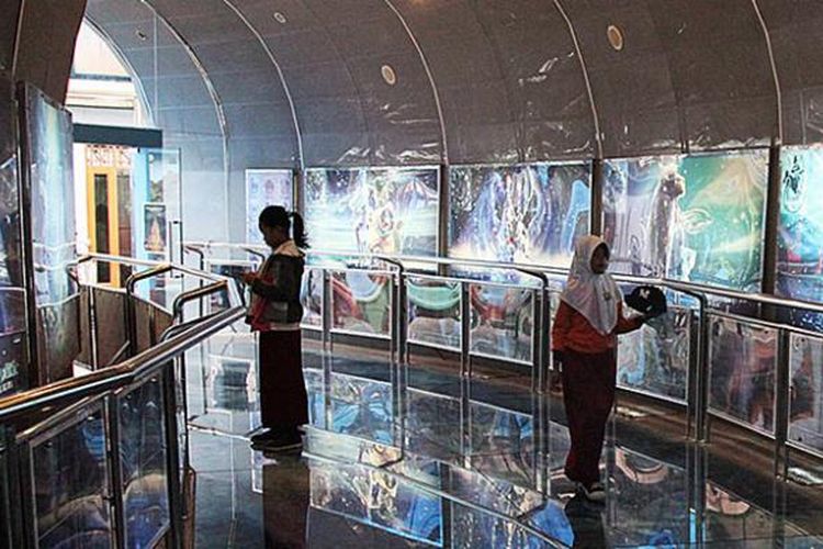 Pengunjung menyaksikan gambar-gambar seputar dunia astronomi di salah satu sudut Planetarium yang terletak di kompleks Taman Ismail Marzuki, Cikini, Jakarta Pusat, Rabu (14/1/2015). Planetarium menjadi salah satu obyek wisata edukasi andalan di Jakarta.
