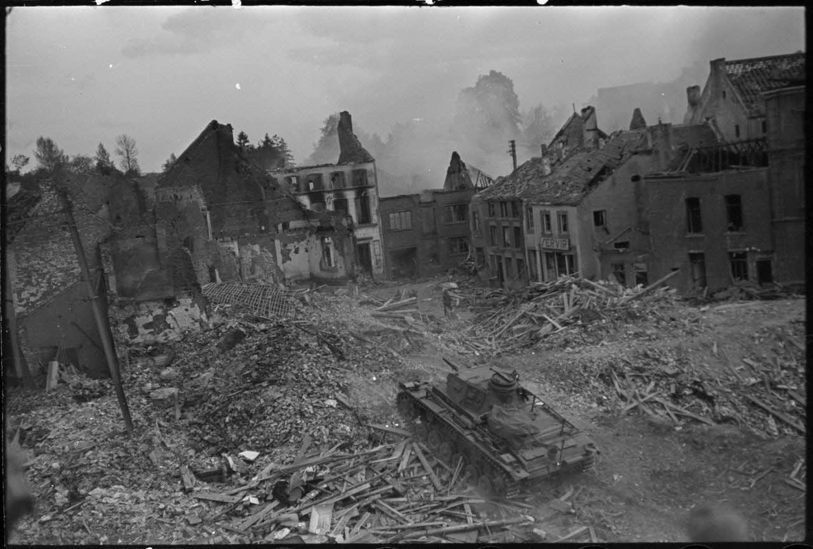 A Perwez en Brabant (Belgique), à l'issue de la bataille de France, un blindé Panzer-III de la 4e di