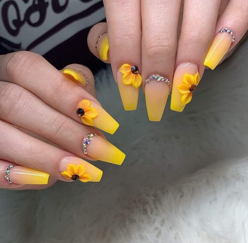 Uñas de acrílico con girasoles