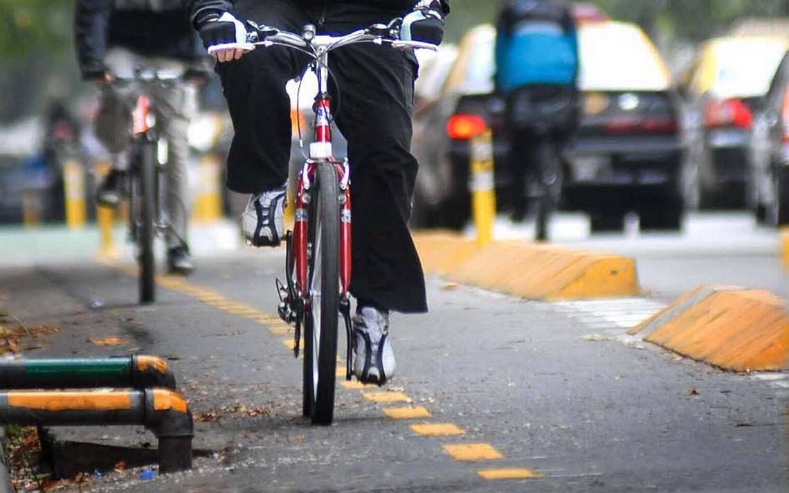 Cade con la Bicicletta in un avvallamento sull’Asfalto Visibile, risarcito dal Comune