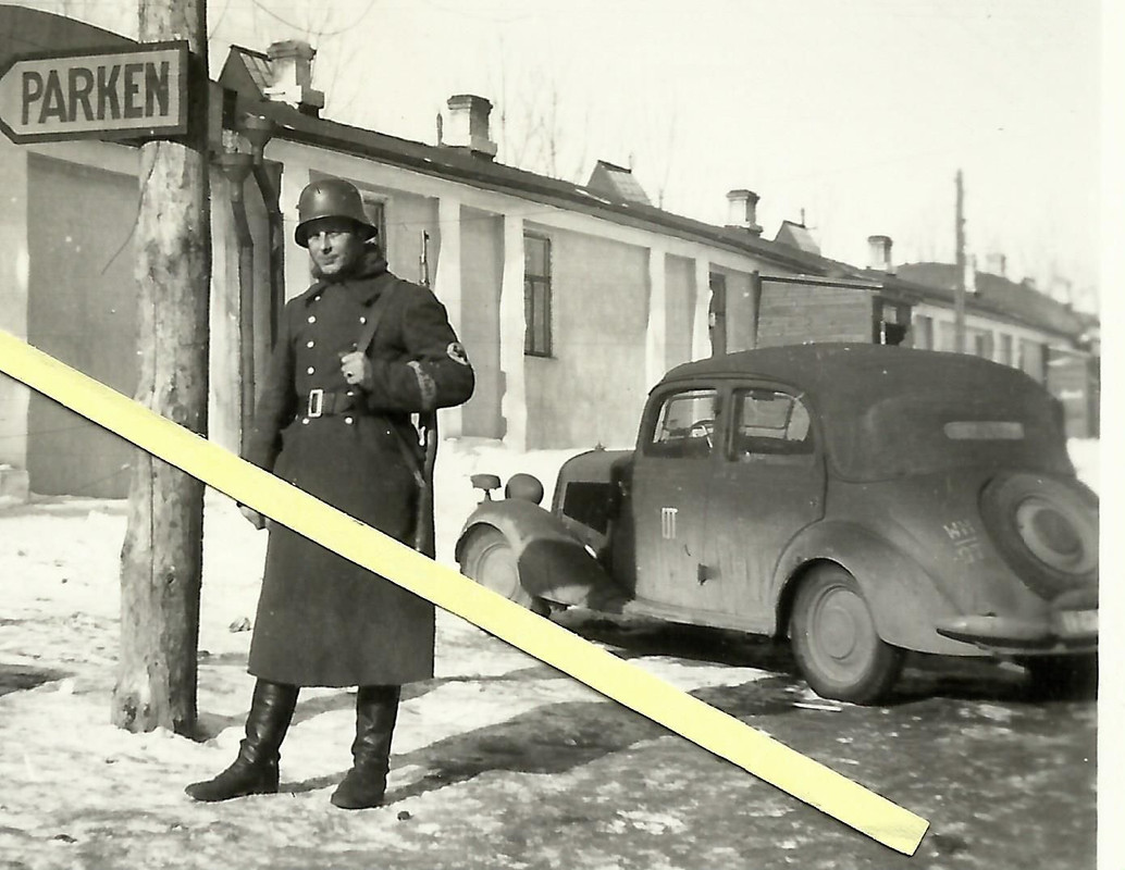 mit alten Stalhelm vor PKW Kübelwagen KFZ m.Kenn