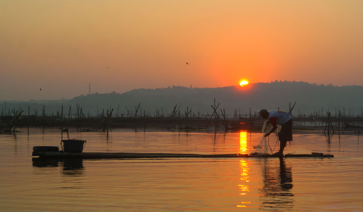 Spot Foto Estetik Naik Perahu Keliling Danau