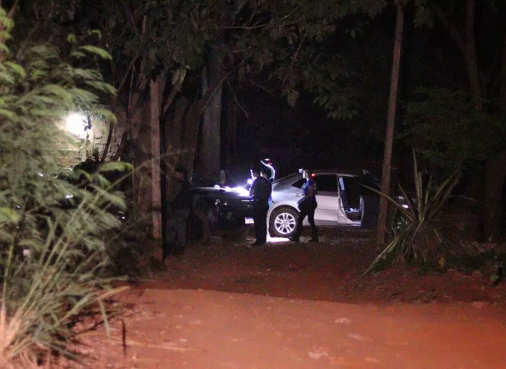 Corolla de PM que dava apoio ao bando sendo periciado em chácara. (Foto: Osmar Veiga)