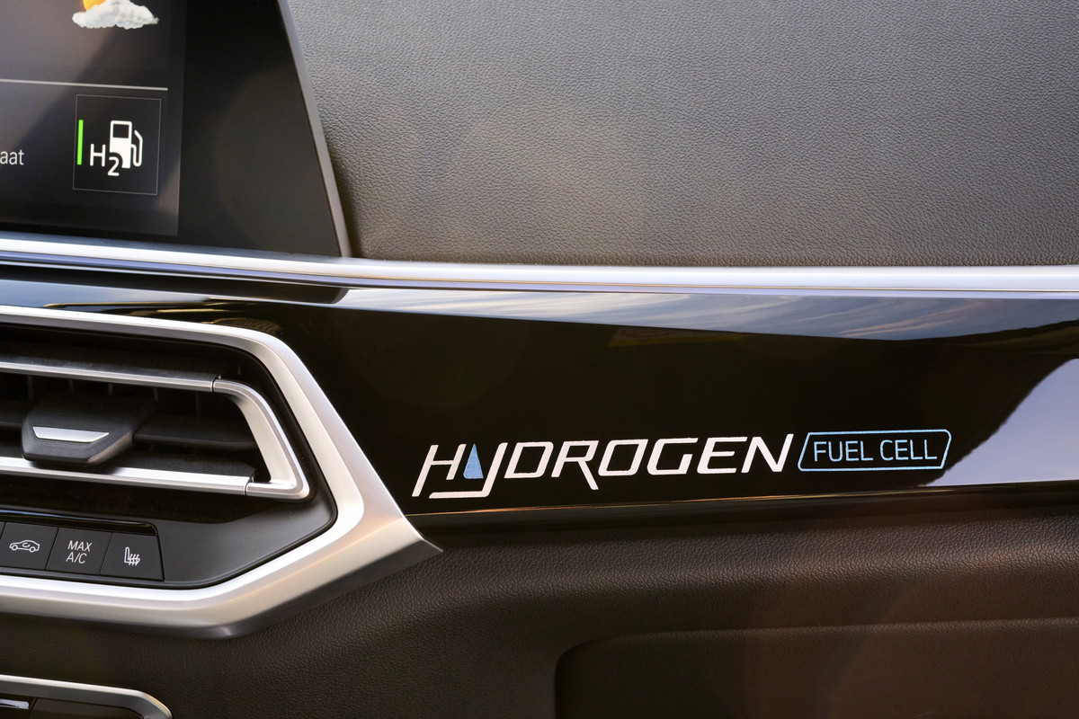 P90494455_highRes_bmw-ix5-hydrogen-on-