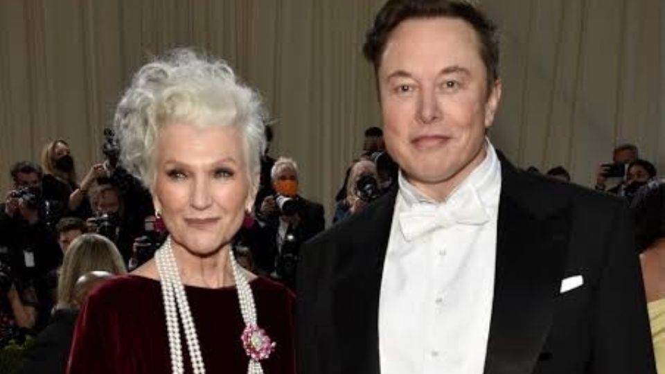 Mamá de Elon Musk se suma a la tendencia del 'Merlina Challenge' mientras su hijo recibe este golpe