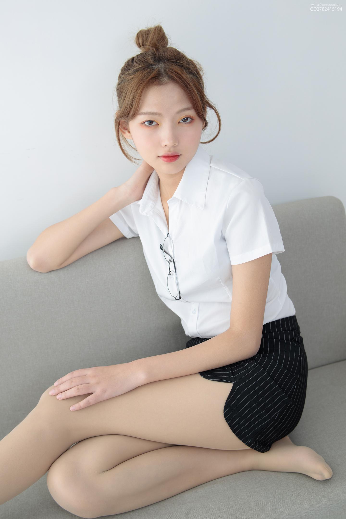 森萝财团 [JKFUN-042] OL一定要搭配眼镜 46