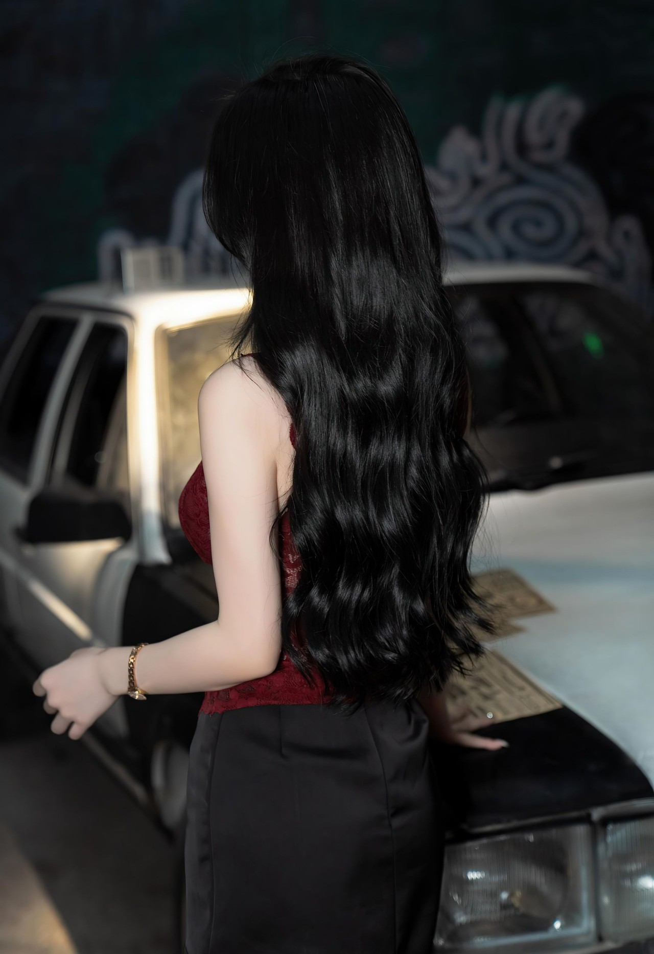 周于希《极品车模》写真，红黑拼接蕾丝上衣与黑色短裙，优雅与性感插图8