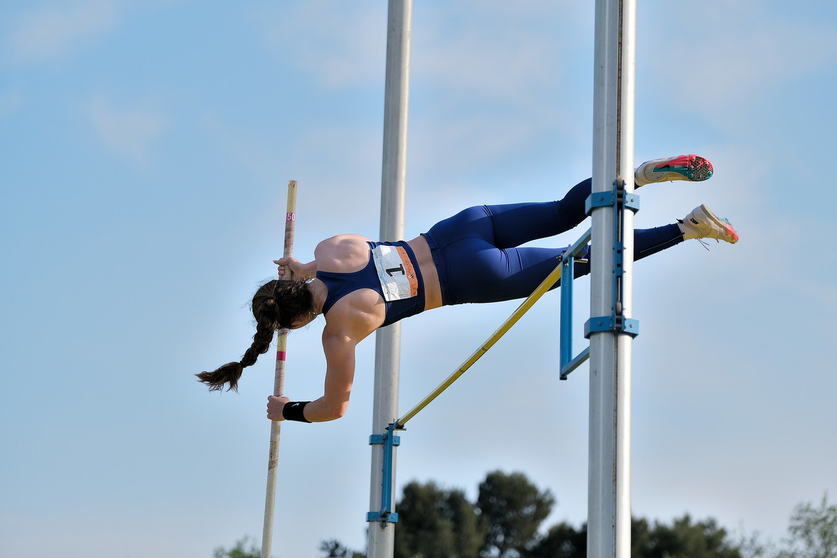 tightshorts_track61_polevaulting..