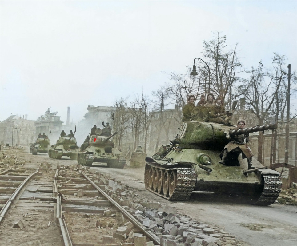 Le T34/85 - Page 2 Une-colonne-de-chars-T-34-85-Berlin-1945