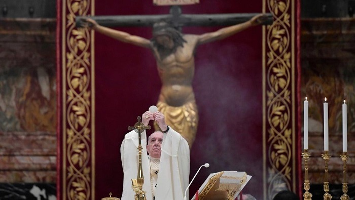 Il Papa ricorda i sacerdoti morti per essere vicini ai malati dans Commenti al Vangelo Santo-Padre