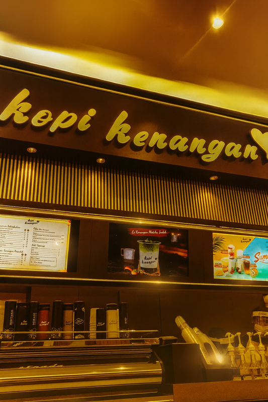 Ilustrasi cangkir kopi dan kartu VIP