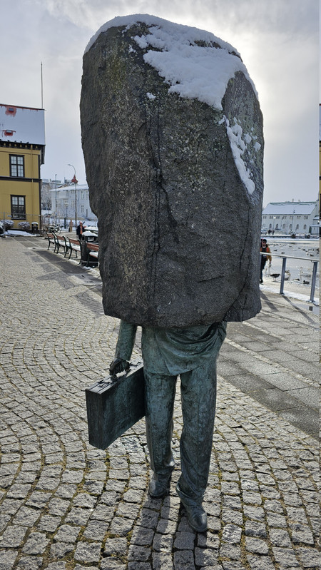 這雕塑應該是在說上班讓你像是石頭沒有生命的意思，上班是有害的！
