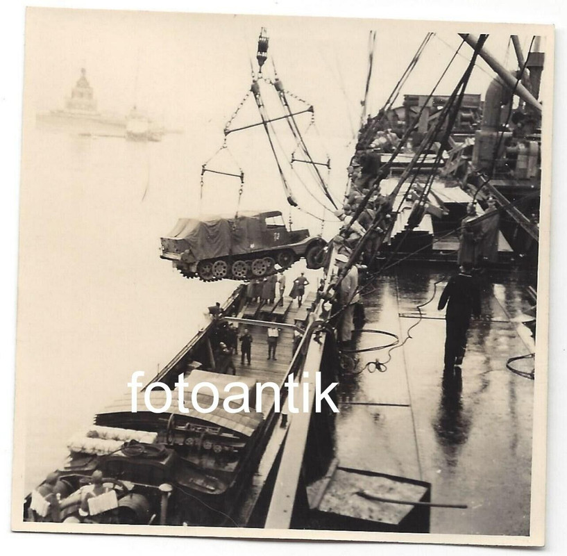 Foto Operation Seelöwe Frankreich Hafen Schiff Frachter Panzer Halbkette (2)