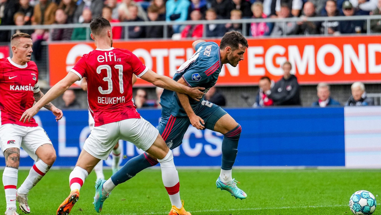 Santi Giménez fue titular con Feyenoord y provocó un penalti