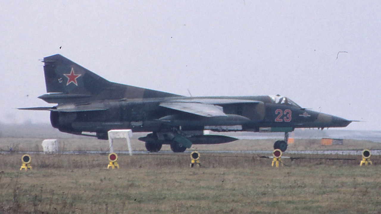 296 APIB MiG-27M 23 Red_83712545702 (2)