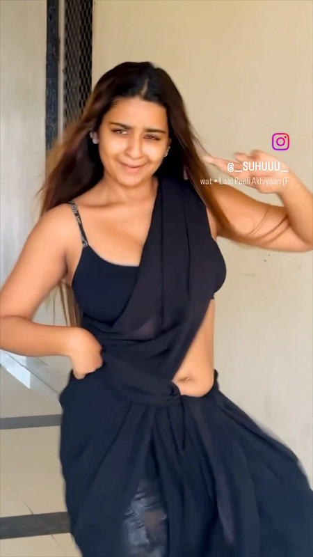 Suhana Khan Busty jiggling boobs and pierced navel in black saree