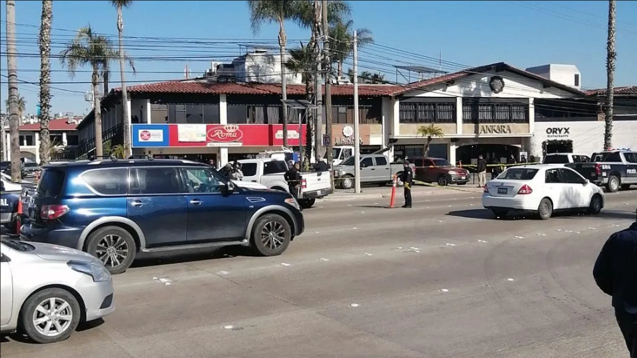 Abandonan seis cuerpos en centro comercial de Tijuana