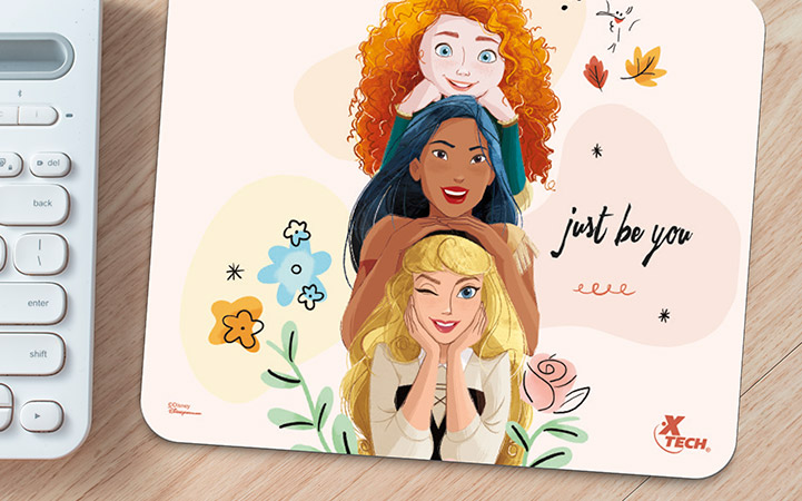 Mouse Pad Xtech Kids Disney Princess en un escritorio.