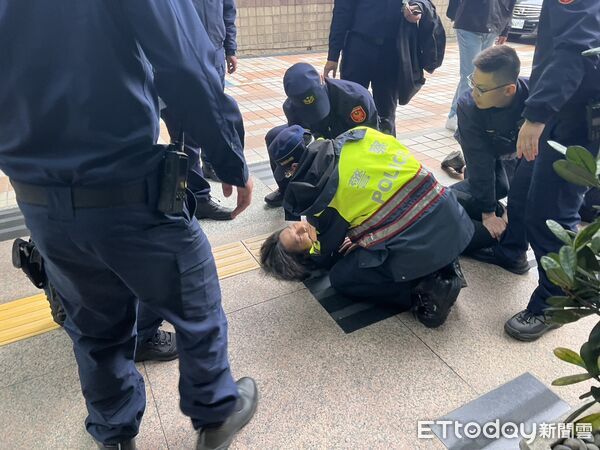 [討論] 快訊!小草闖立院干擾卓榮泰關稅專報遭制伏 - 政黑 - PTT.BEST 批踢踢爆文