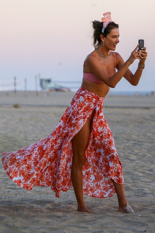 Alessandra-Ambrosio-UPSKIRTSTARS.COM-1024x1536 (10)