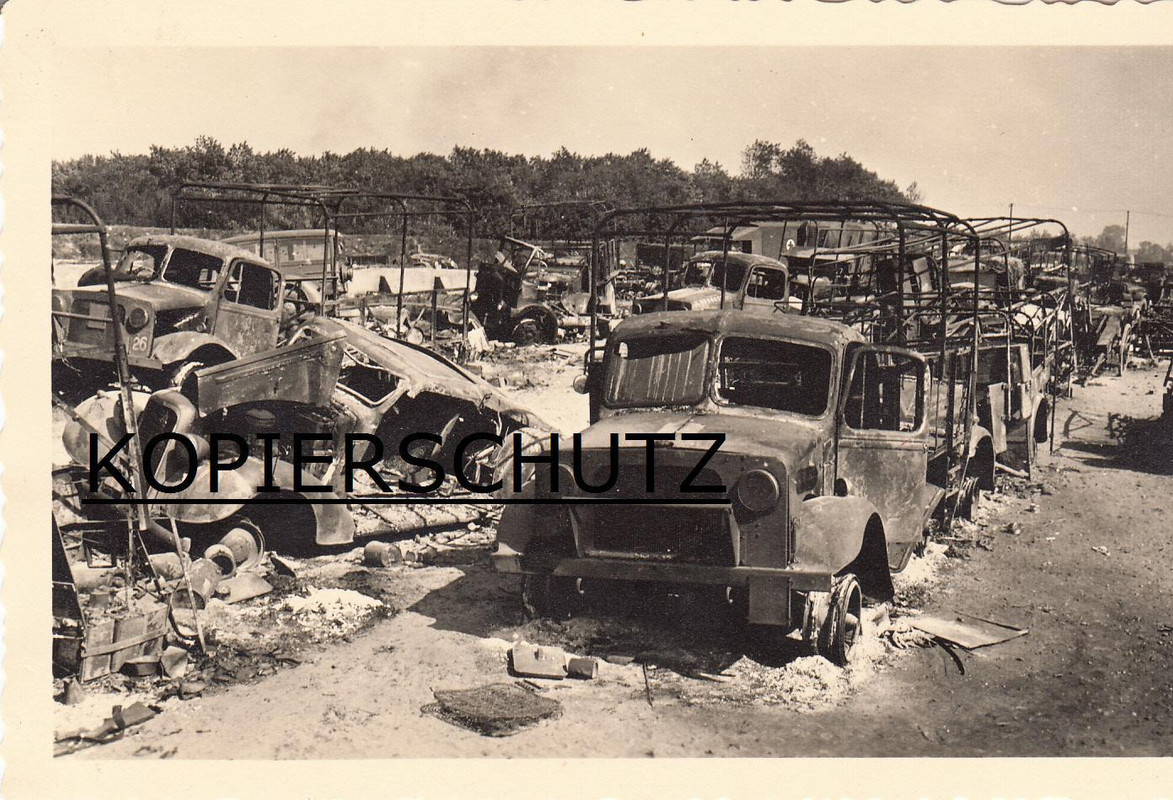 Zerstörte Englische Fahrzeuge vor Dünkirchen Dui