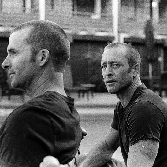 Alex O'Loughlin (kanan)