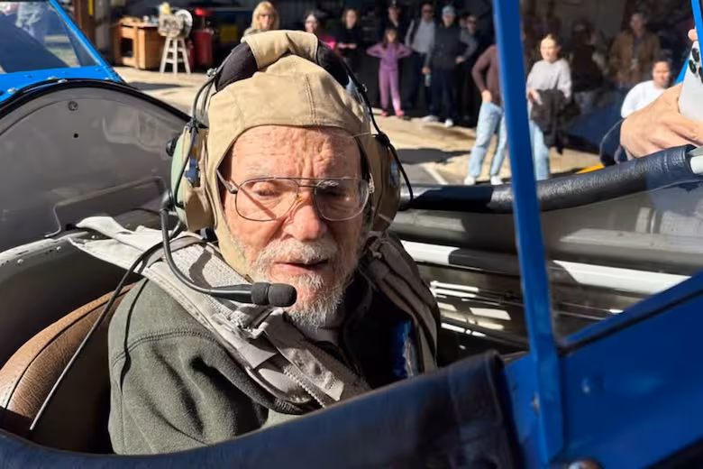 El despegue se realizó ante familiares y amigos en un aeropuerto municipal cercano a San Antonio