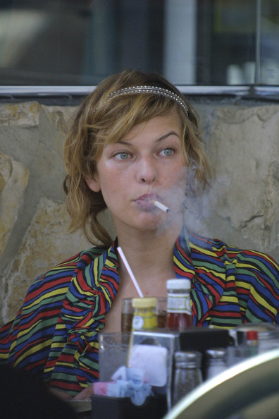 Milla Jovovich raucht einer Zigarette (oder Cannabis)
