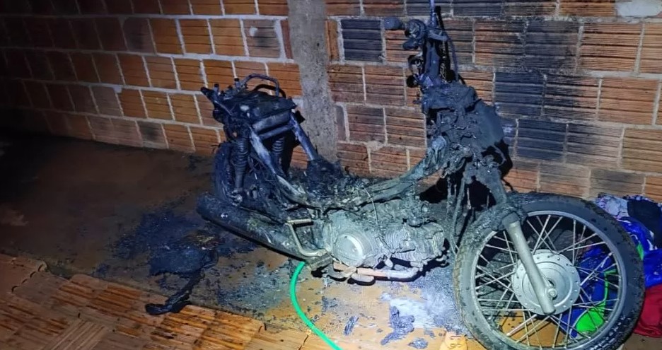 Motocicleta da vítima ficou destruída - (Foto: Divulgação)