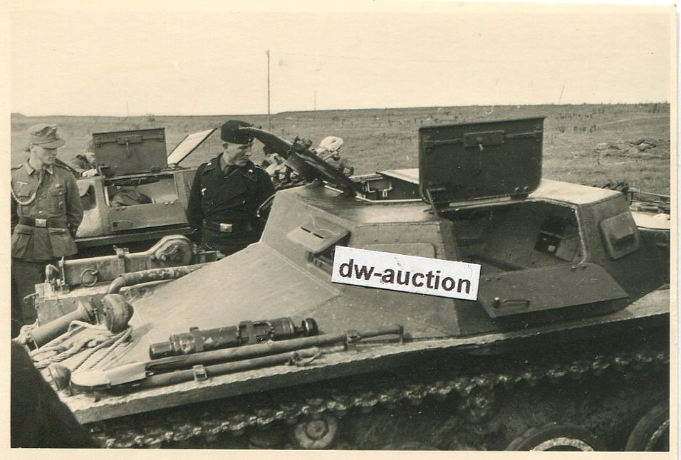 Gebirgsjäger und Panzer Soldat vor Panzer in Wim