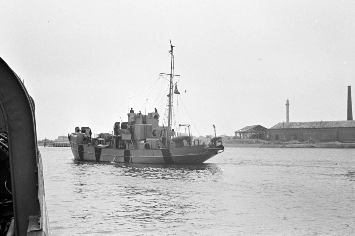 Le dragueur de mines allemand (Sperrbrecher) récemment modifié en bâtiment lance-flammes ou bateau-p