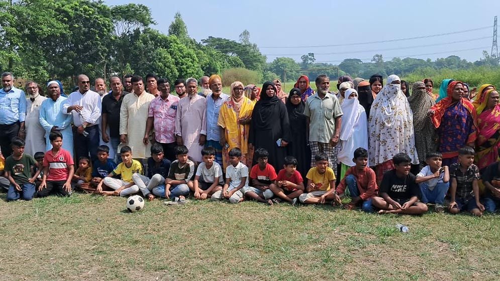 সিরাজদিখানে ৬৪ বছরের পুরোনো খেলার মাঠ রক্ষার দাবি