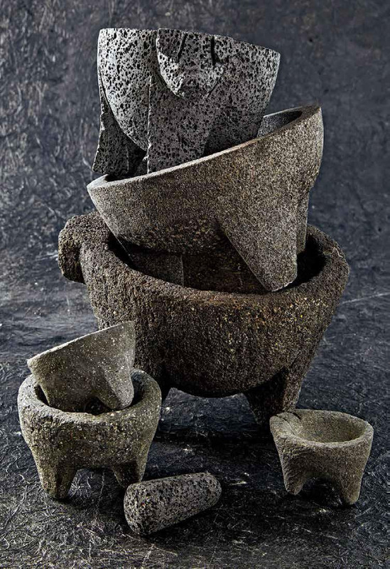 Mujer se defiende de hombre agresivo con un molcajete y termina detenida