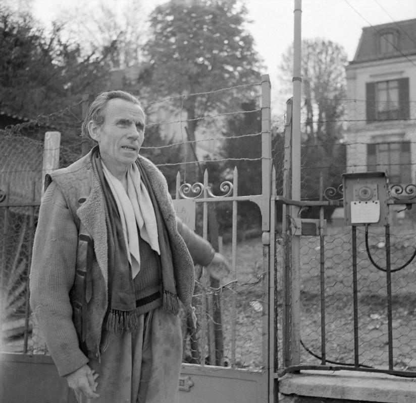 18-celine-devant-sa-maison