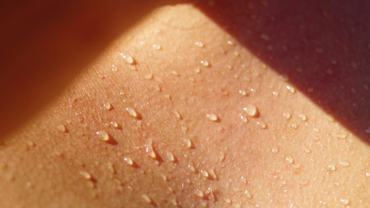 Mujer vende el sudor de sus pechos en 10 mil pesos por este motivo y se viraliza