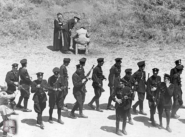 Tras la ejecución, el pelotón se retira mientras un guardia comprueba que no hace falta tiro de gracia. La breve pero agitada existencia de Pietro Koch ya era historia