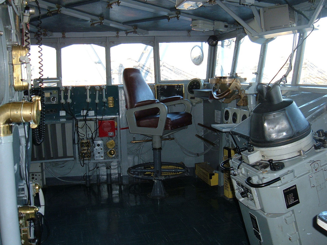 USS HORNET 1/200 MERIT + BIG ED Eduard + MK1 - Page 4 1600px-USS-Hornet-CV-12-bridge