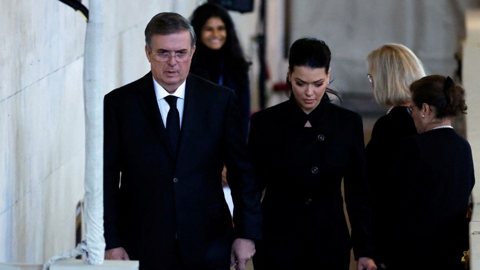 Muerte de la Reina Isabel II: Ebrard deja mensaje en nombre de México en libro de condolencias