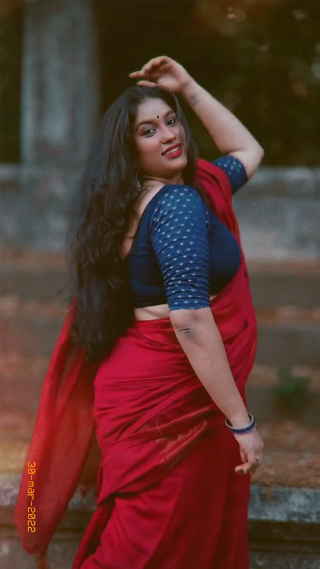 [Image: Singer-Radhika-cleavage-show-mp4-snapshot-00-02-412.jpg]