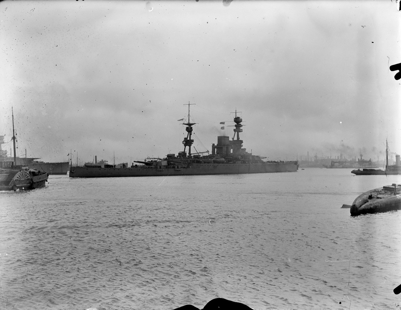 HMS-Glorious-o-Courageous-aleta-de-estribor.jpg