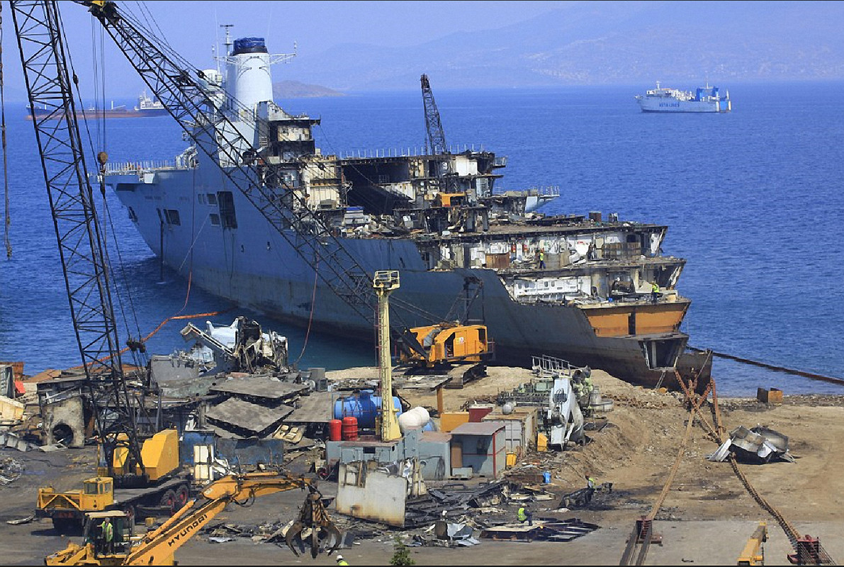 HMS Ark Royal (R.07) на разборке в Измире (Турция)-2