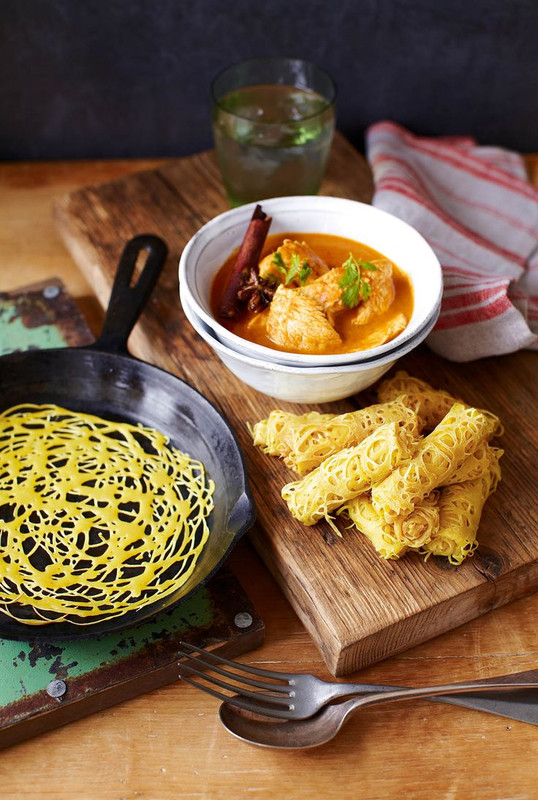 Roti Jala hartige Maleisische netpannenkoekjes met kurkuma kokosmelk